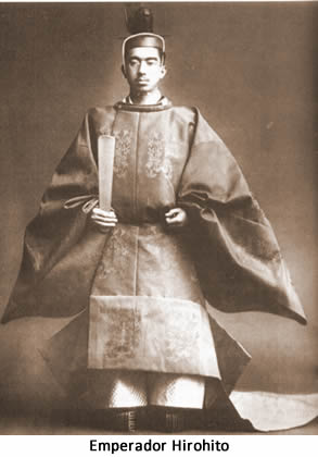 El emperador Hirohito con el tradicional traje de coronación